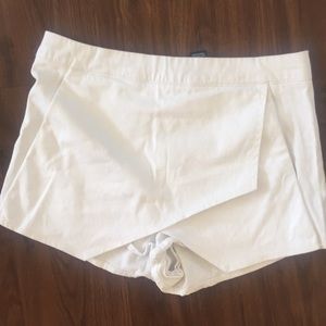 Cute little white shorts.